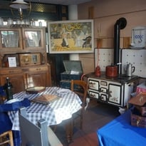 Exposition d'anciens matériels électroménager et d'affiches publicitaires