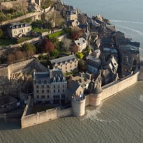 Le Mont Saint-Michel, un village fortifié monastique, des architectures