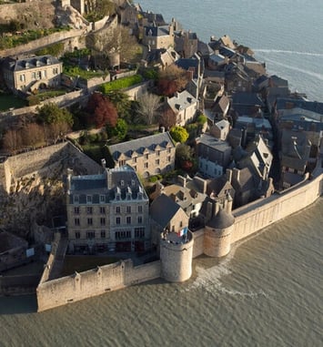 Le Mont Saint-Michel, un village fortifié monastique, des architectures