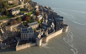 Le Mont Saint-Michel, un village fortifié monastique, des architectures