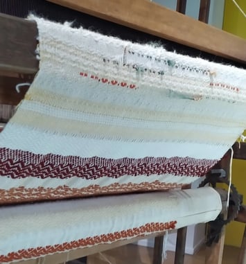 Démonstration au sein de l'atelier sur les métiers à tisser et métier jacquard