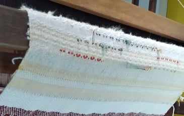 Démonstration au sein de l'atelier sur les métiers à tisser et métier jacquard