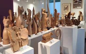 Sculpture sur bois précieux, démonstration chez Roger Douville