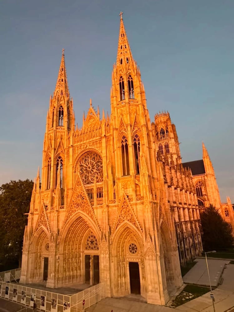 Façade de l'abbatiale Saint-Ouen à Rouen après restauration, vue en plongée au soleil couchant