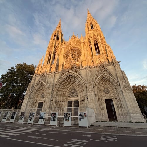 Façade de l'abbatiale Saint-Ouen à Rouen après restauration, vue depuis la rue